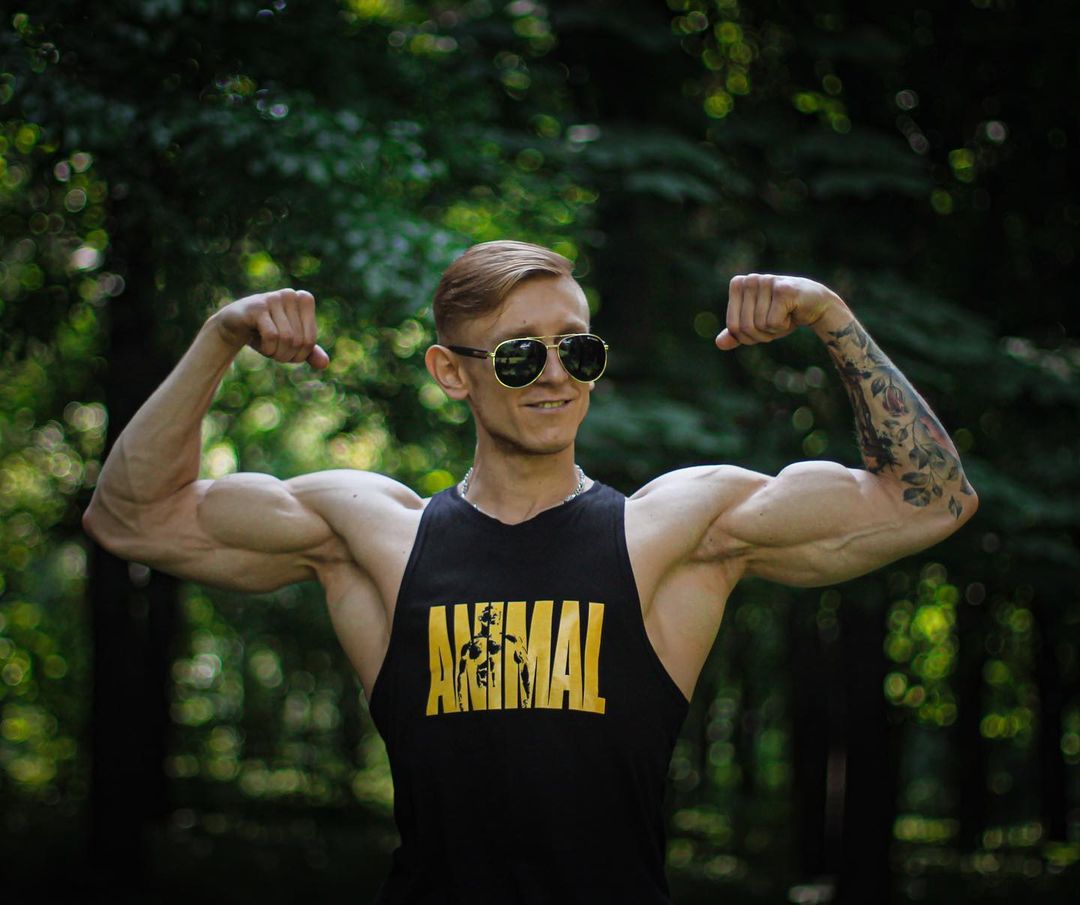 Испугался повестки. Известный фитнес-тренер плюнул в военного, который год назад подорвался на мине (видео)