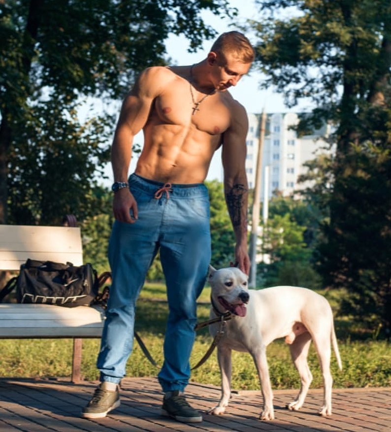 Испугался повестки. Известный фитнес-тренер плюнул в военного, который год назад подорвался на мине (видео)