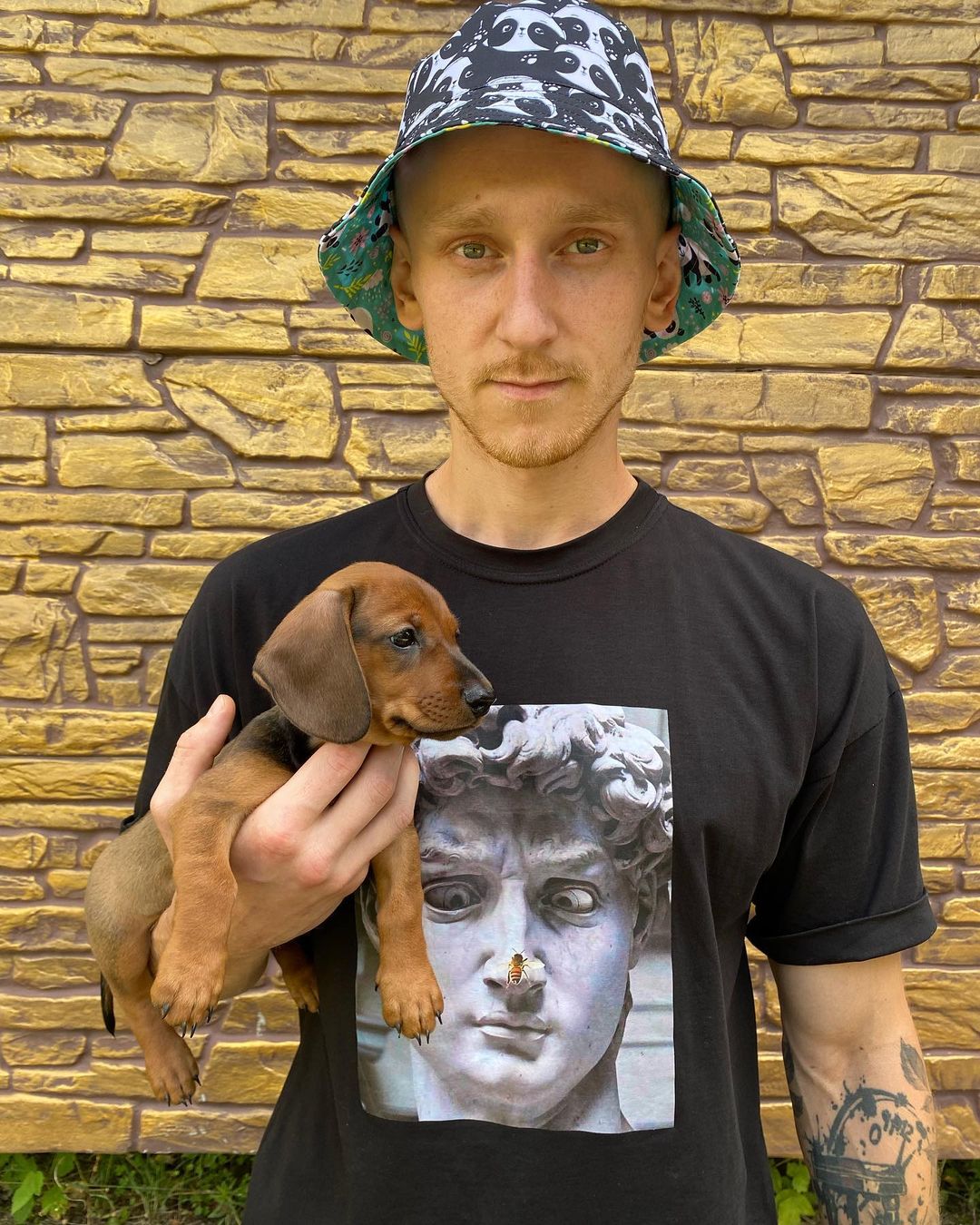 Испугался повестки. Известный фитнес-тренер плюнул в военного, который год назад подорвался на мине (видео)