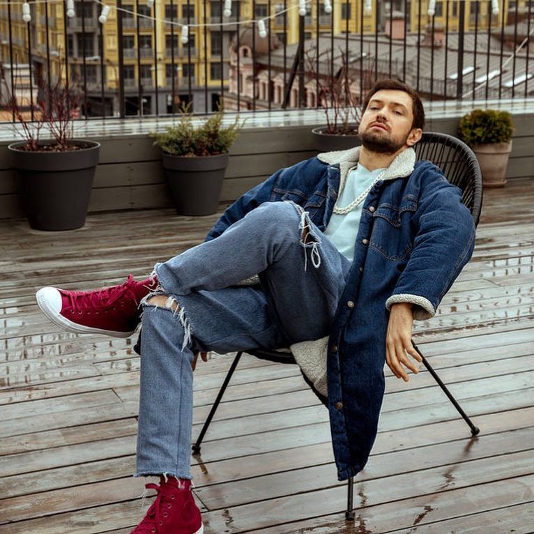 Известный певец рассказал, как его бабушка на Урале поддерживает Украину в окружении "бешеных зомби"