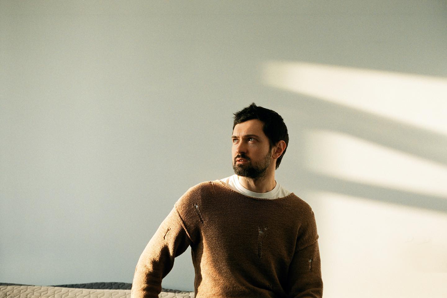 Известный певец рассказал, как его бабушка на Урале поддерживает Украину в окружении "бешеных зомби"