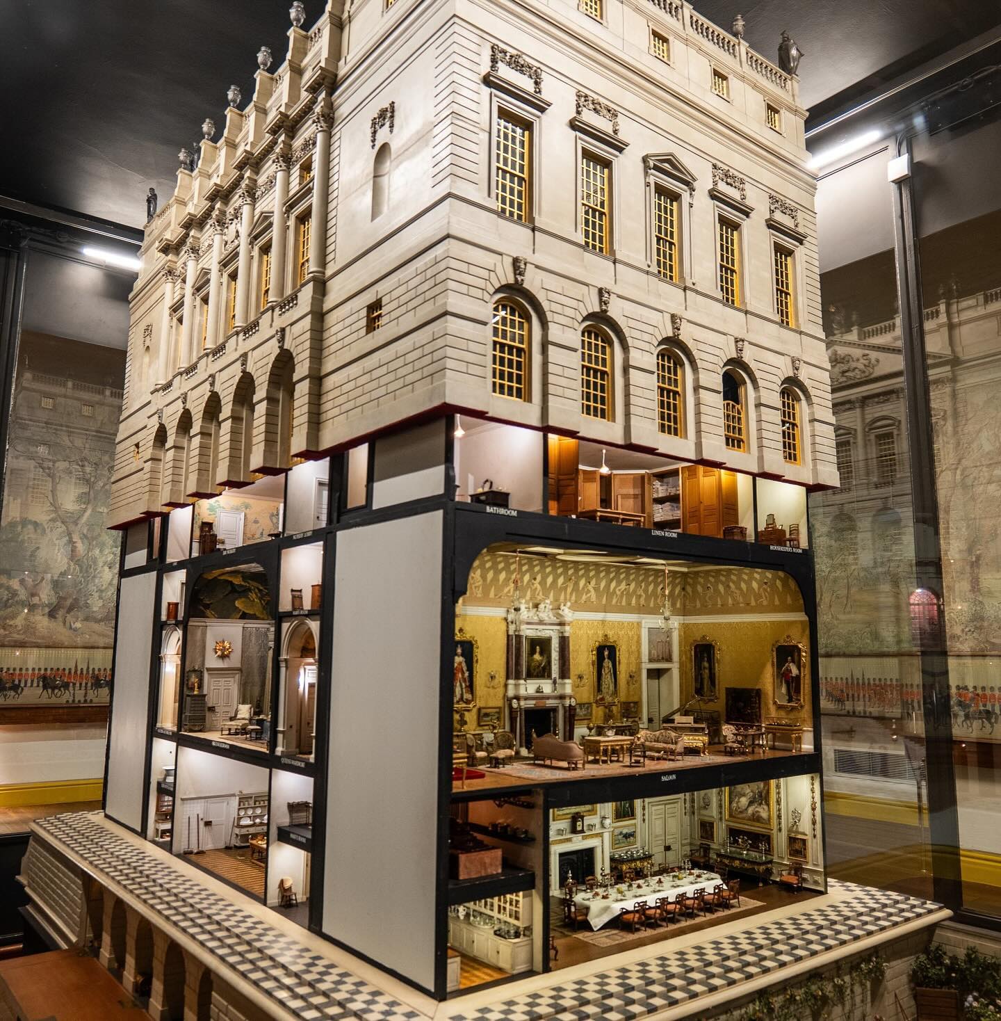 Як пройшла виставка мініатюрної бібліотеки, яку організувала королева Камілла (фото)