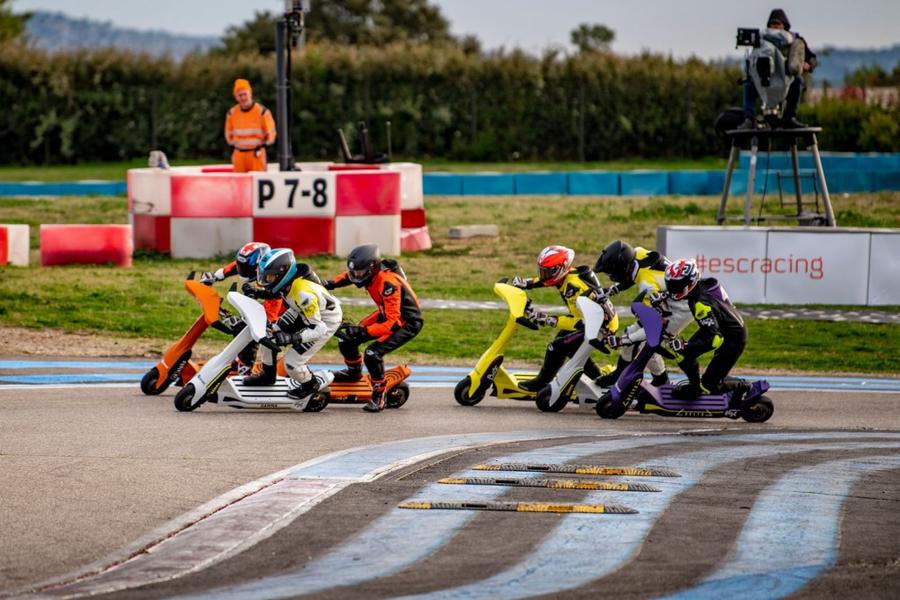 Електричні самокати забралися з вулиць і ганятимуть у незвичайному місці: де саме