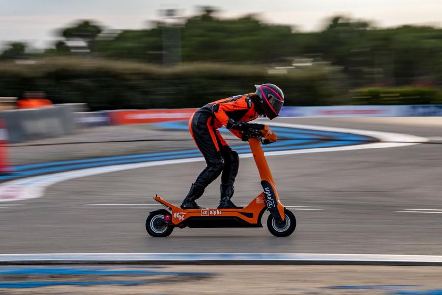Електричні самокати забралися з вулиць і ганятимуть у незвичайному місці: де саме