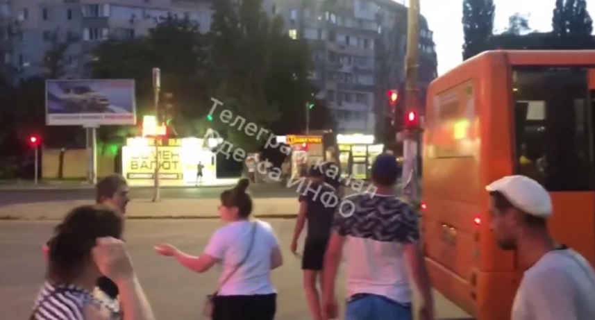 В Одеській маршрутці влаштували самосуд над чоловіком, який штовхнув жінку (відео)