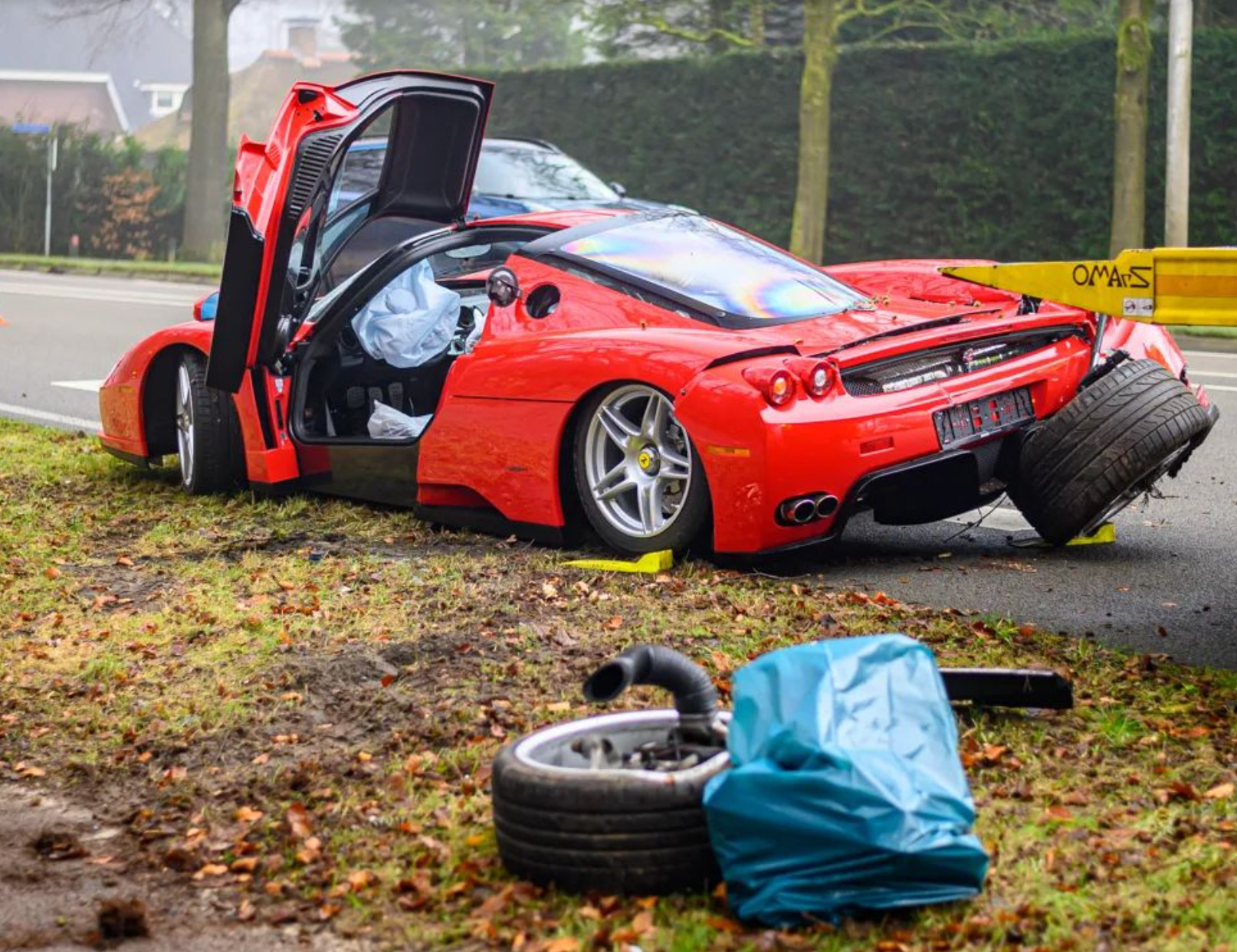 Колеса вырвало с &quot;мясом&quot;: гиперкар Ferrari за 3 млн долларов разбили о дерево