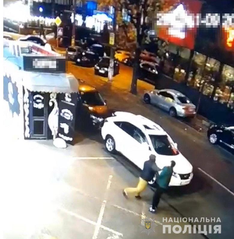 В Киеве охранник парковки разбил голову водителю, который оставил авто 