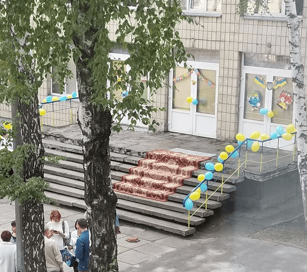 В Киеве вход в школу устелили ковром, который закрыт наглухо: &quot;зайдут не все&quot; (фото)