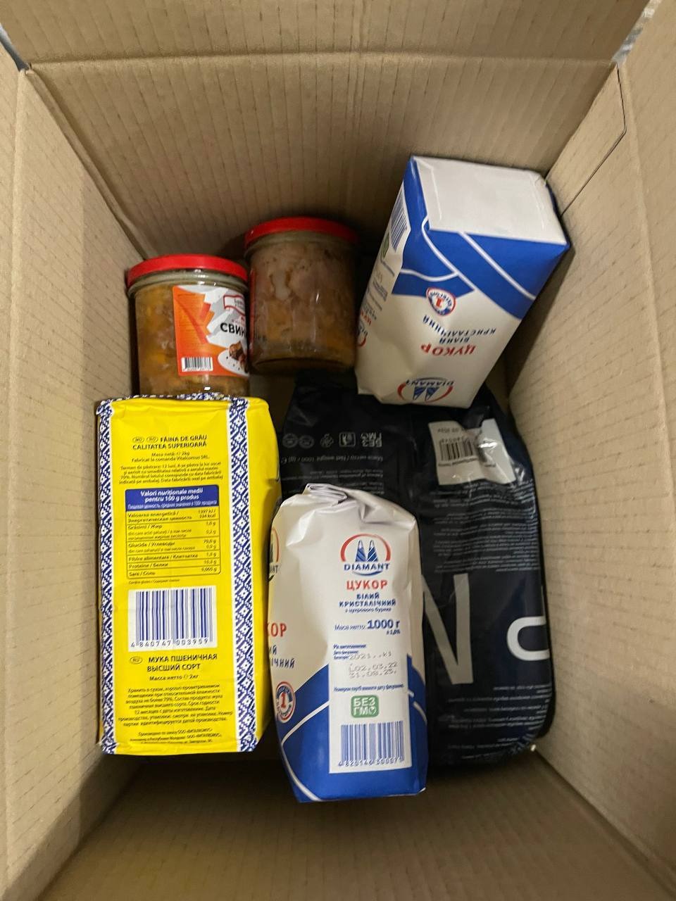 Фонд Ахметова почав видавати продуктові набори мешканцям Києва