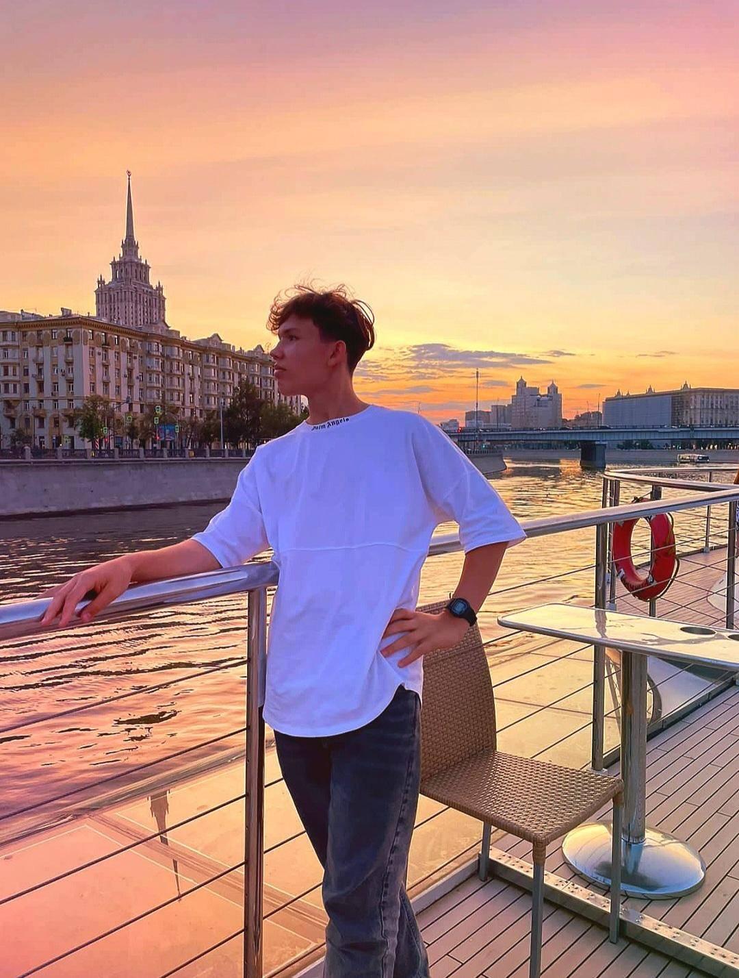 Син &quot;елітного&quot; полковника РФ продає себе чоловікам за гроші і &quot;зливає&quot; дані батька