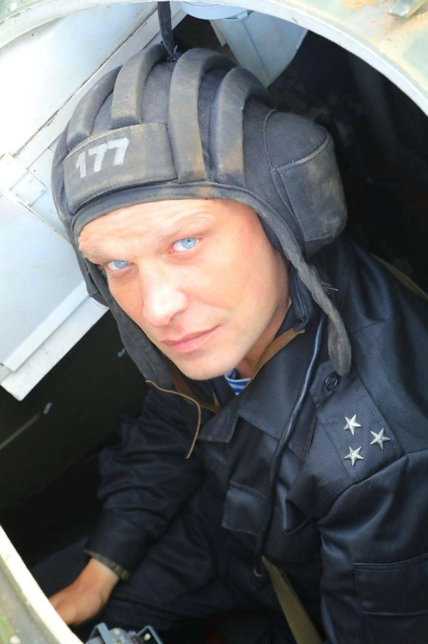 Син &quot;елітного&quot; полковника РФ продає себе чоловікам за гроші і &quot;зливає&quot; дані батька