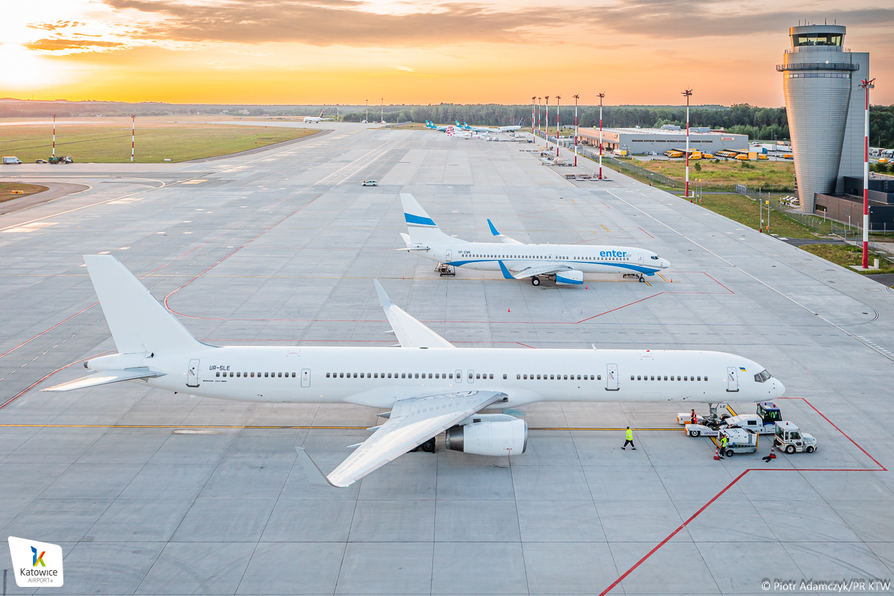 Украинские самолеты оказались самыми вместительными в польских аэропортах: куда они летают
