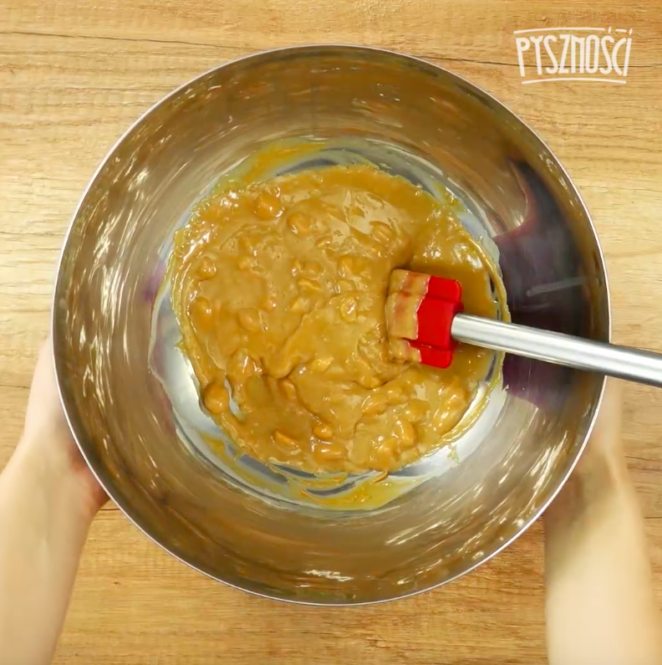 Легкий рецепт знаменитого торту &quot;Снікерс&quot;: його приготують навіть діти