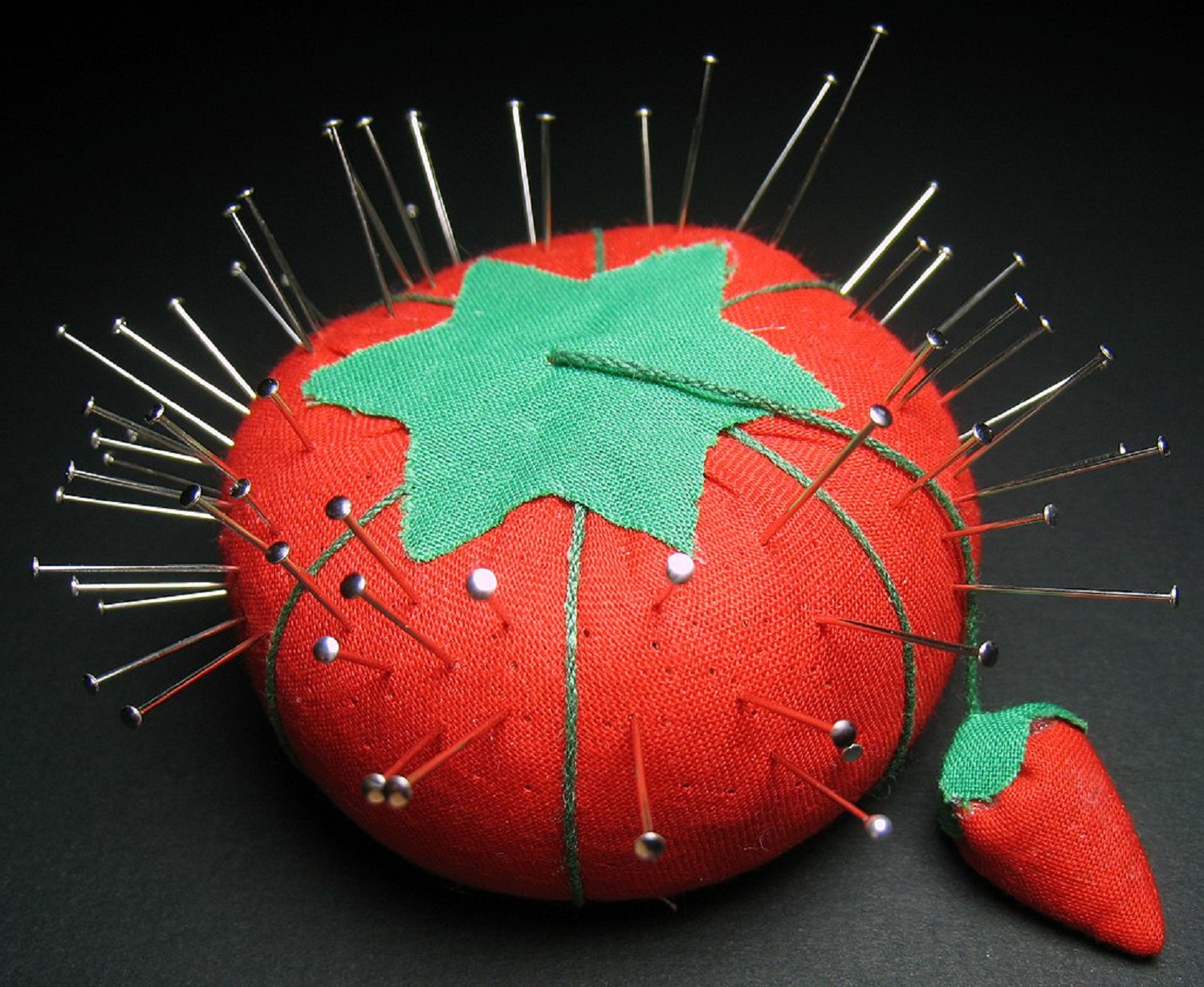 8 очень полезных и милых вещей, которые можно сделать из старых носков