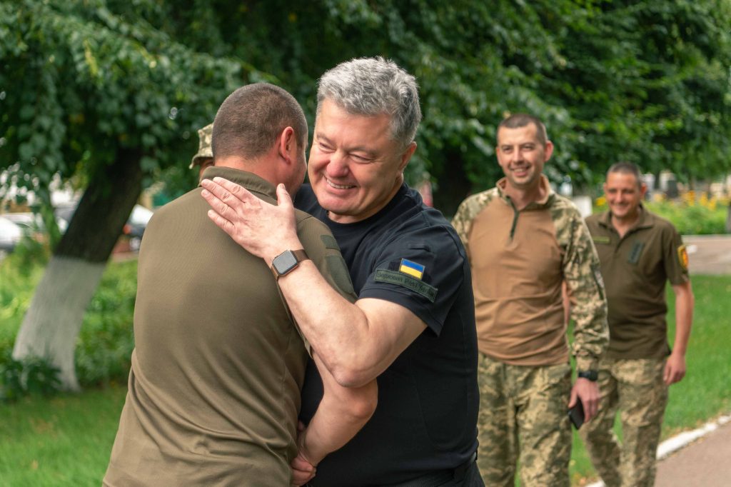 Порошенко привіз 10 безпілотників у 24-ту ОМБр імені Короля Данила