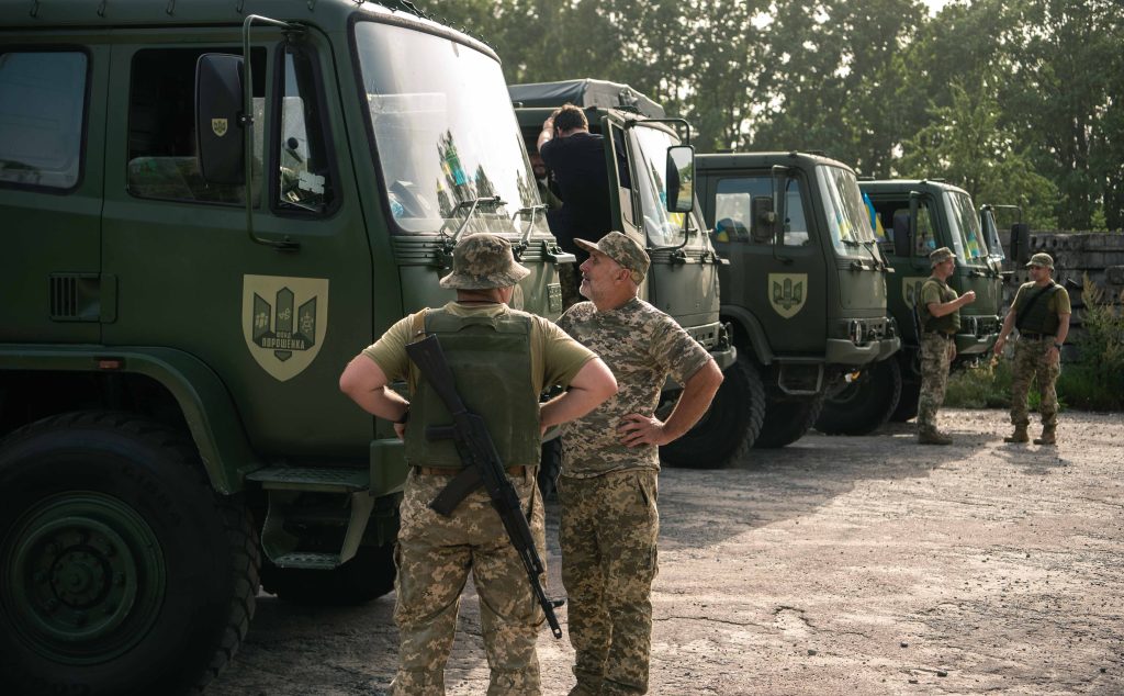 Порошенко передав партію вантажівок бригаді ДШВ