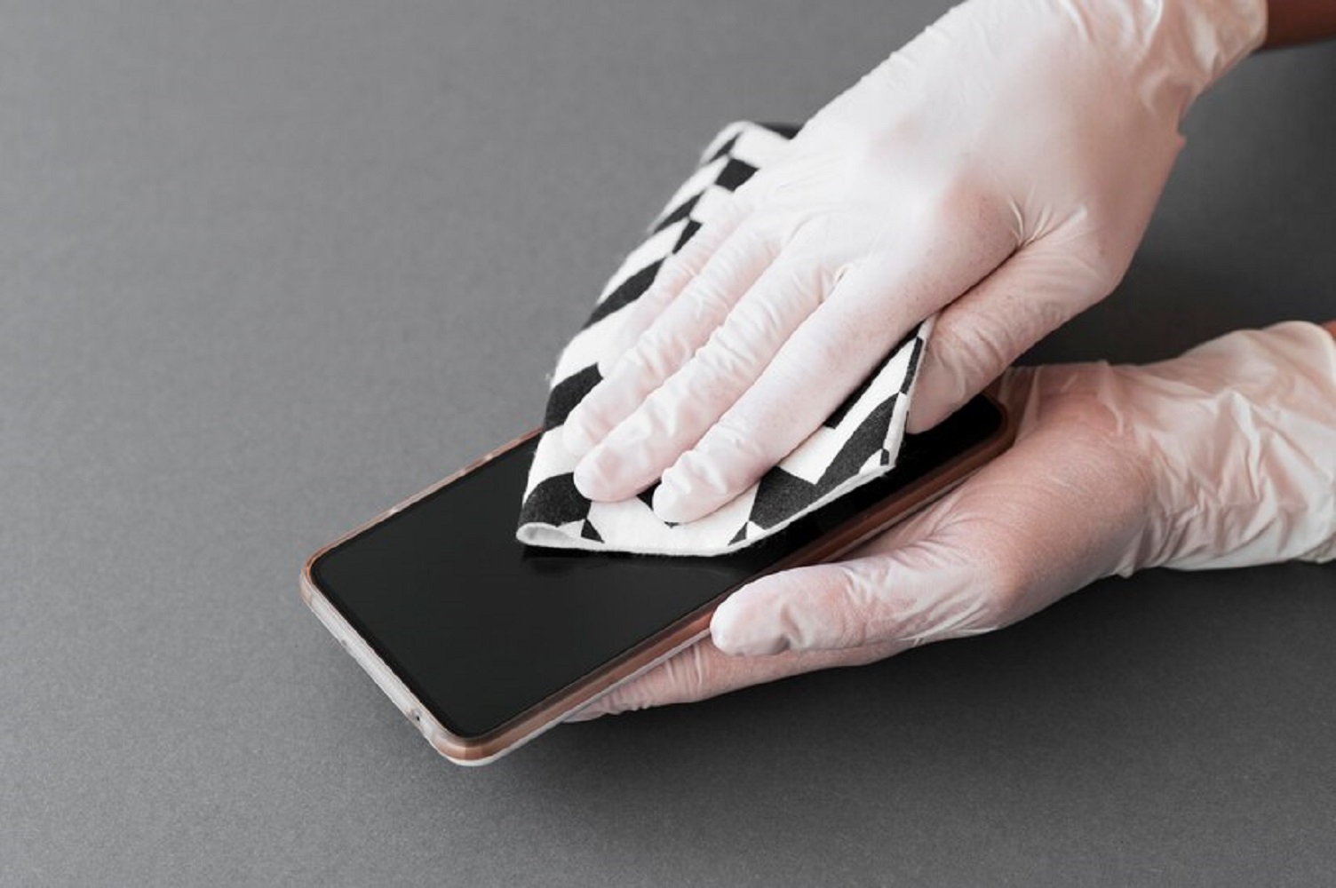 10 необычных и очень полезных способов использования спирта в уборке