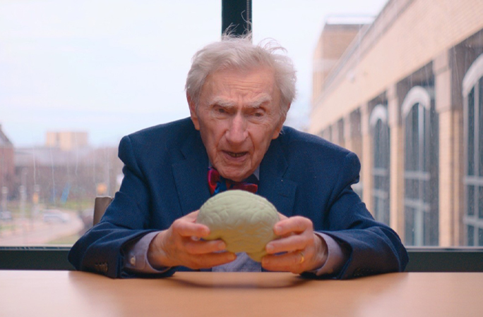 Найстаріший практикуючий лікар у світі назвав 5 правил для довгого і щасливого життя