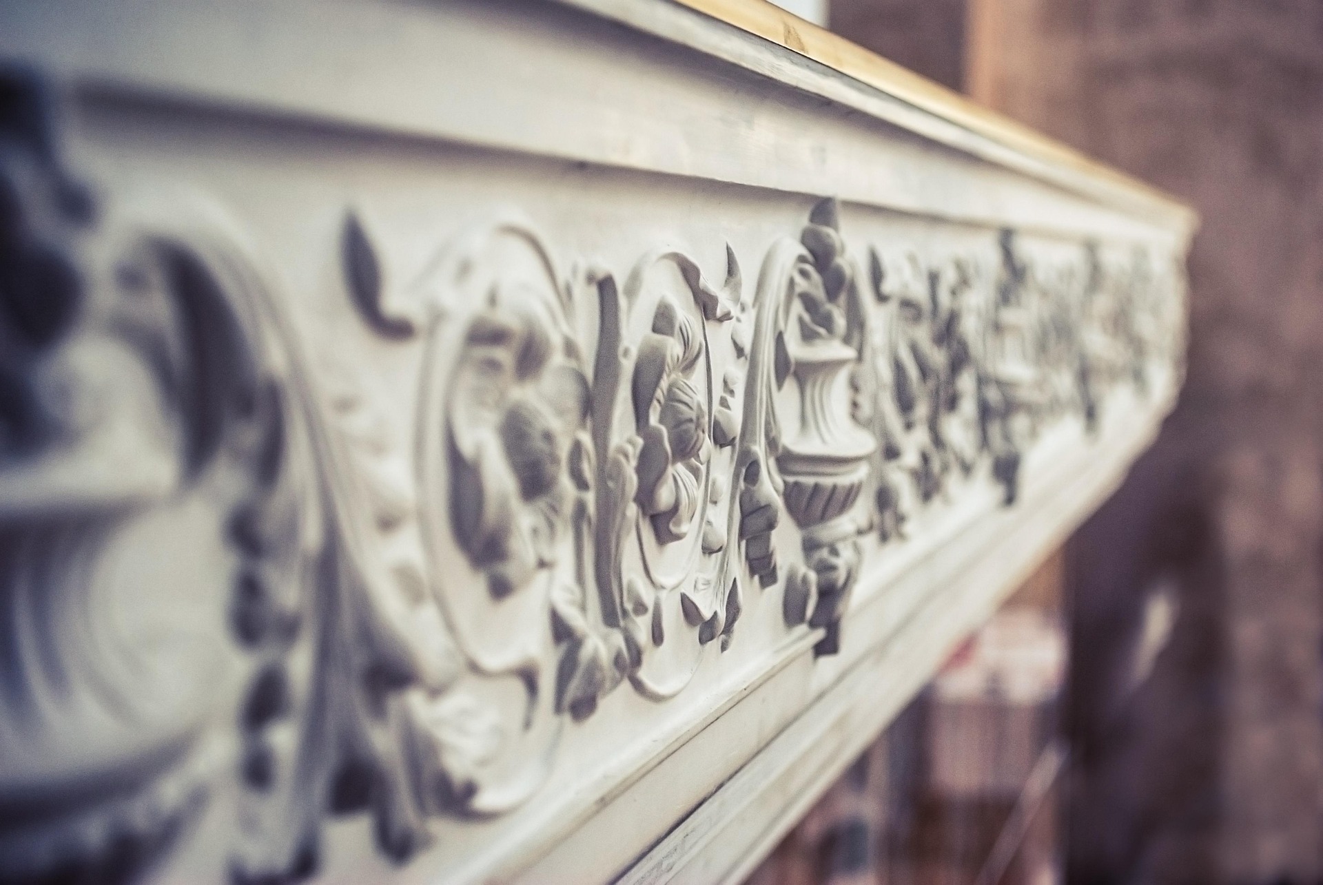 Как использовать лепнину в интерьере, чтобы было не &quot;быкоко&quot;, а элегантно