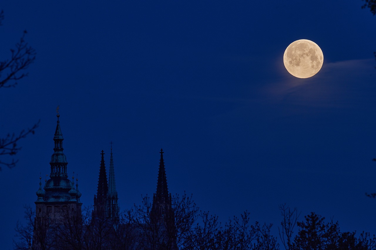 Найбільший Супермісяць 2024 року. Астролог відповіла, кому пощастить найбільше