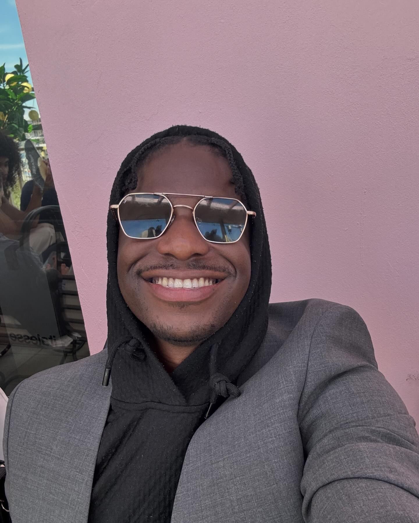 Звезда сериала "Эмили в Париже" засветился в костюме известного украинского бренда