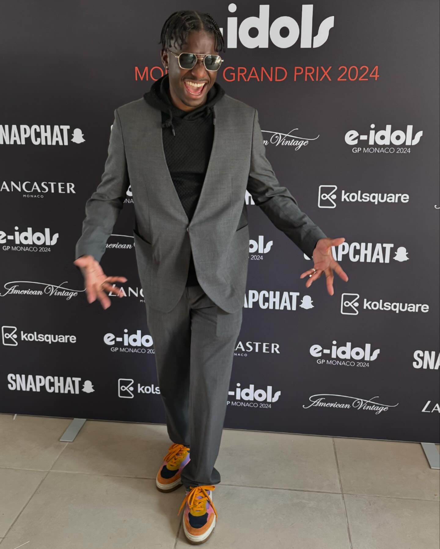 Звезда сериала "Эмили в Париже" засветился в костюме известного украинского бренда