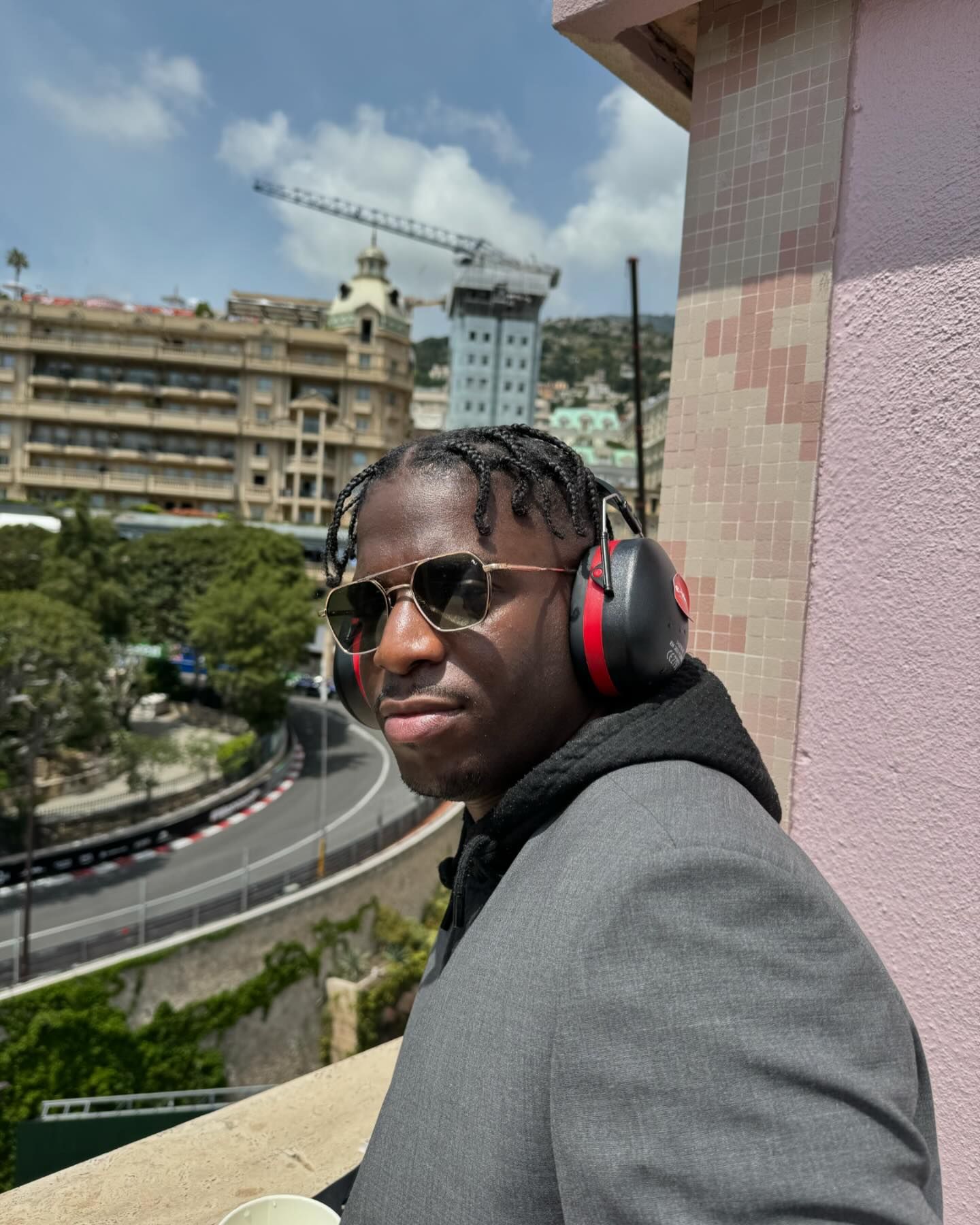 Звезда сериала "Эмили в Париже" засветился в костюме известного украинского бренда