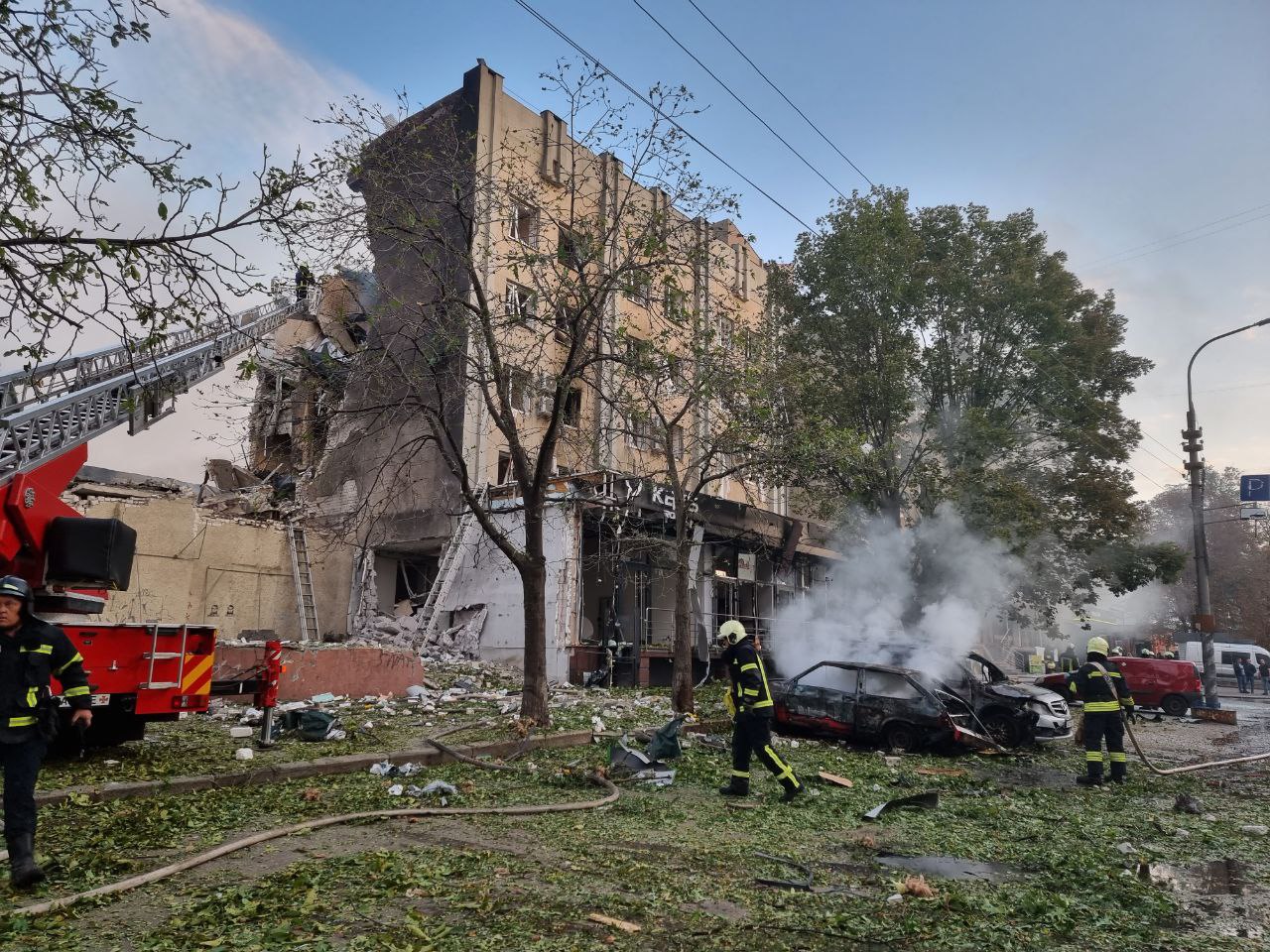 Около шести часов взрывы прогремели в Хмельницком. 