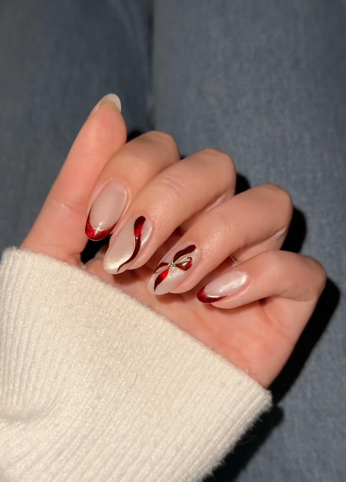 Новорічний манікюр: 5 трендових ідей, які не набриднуть до свят і вразять всіх (фото)