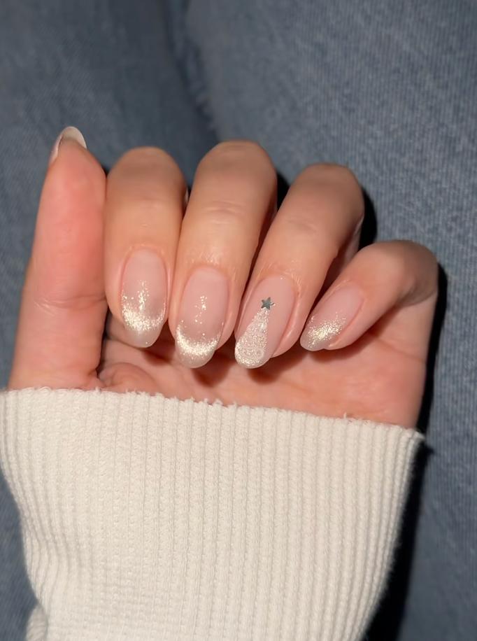 Новорічний манікюр: 5 трендових ідей, які не набриднуть до свят і вразять всіх (фото)