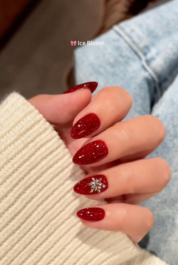 Новорічний манікюр: 5 трендових ідей, які не набриднуть до свят і вразять всіх (фото)