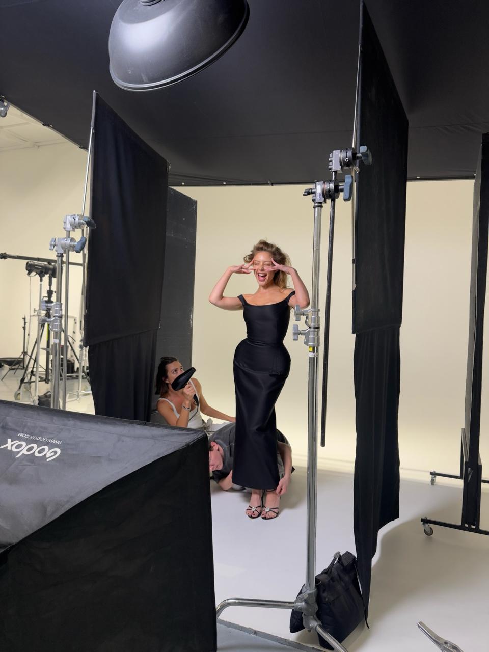 Total black на Новий рік: ефектні образи на корпоратив від Кароль, Доротюк і зірки "Холостяка"