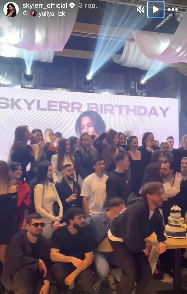 Известная певица засветила сладкие поцелуи с бывшим Рамины (видео)