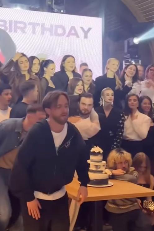 Известная певица засветила сладкие поцелуи с бывшим Рамины (видео)