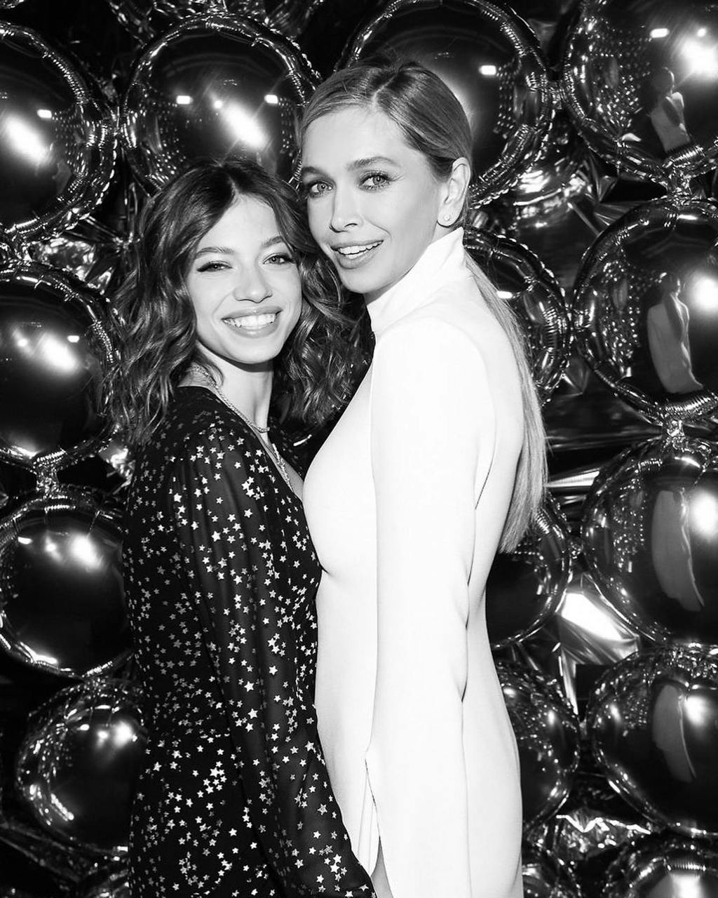 Брежнева показала младшую дочь на редких фото. Ей уже 15 и в это трудно поверить