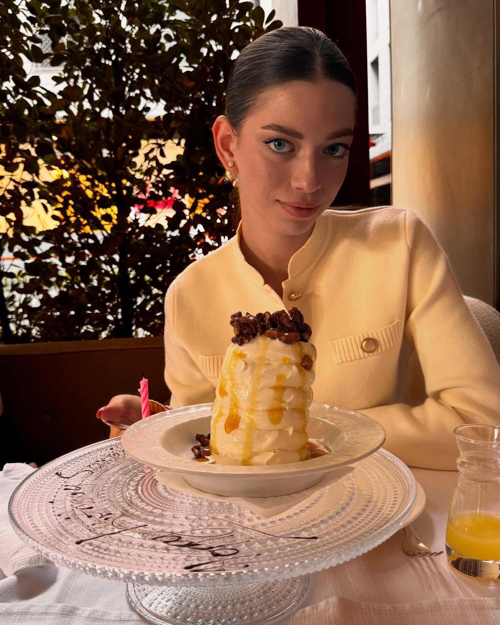 Брежнева показала младшую дочь на редких фото. Ей уже 15 и в это трудно поверить