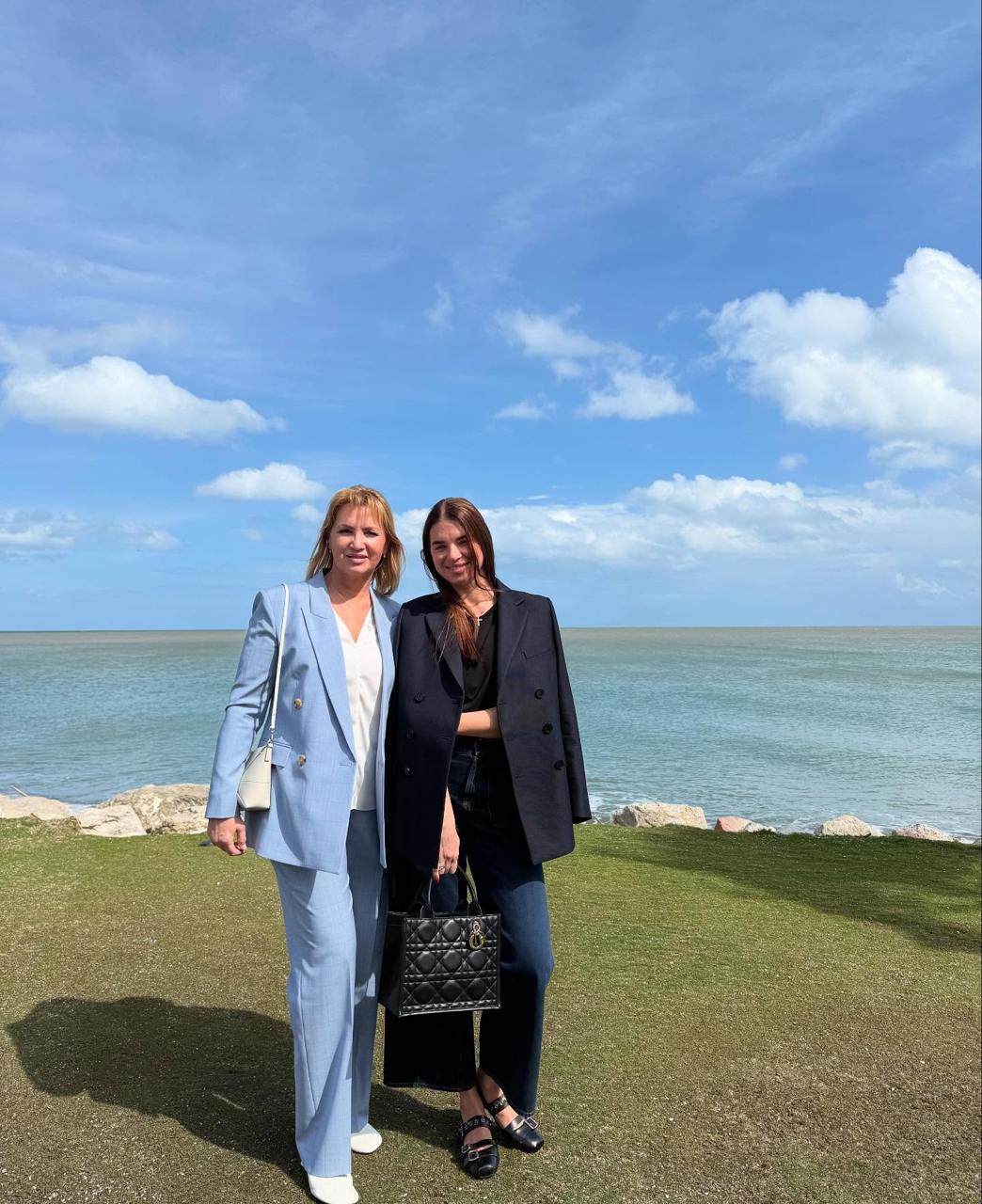 З сумкою за 150 тисяч. Дружина Усика &quot;вигуляла&quot; в Іспанії трендовий образ