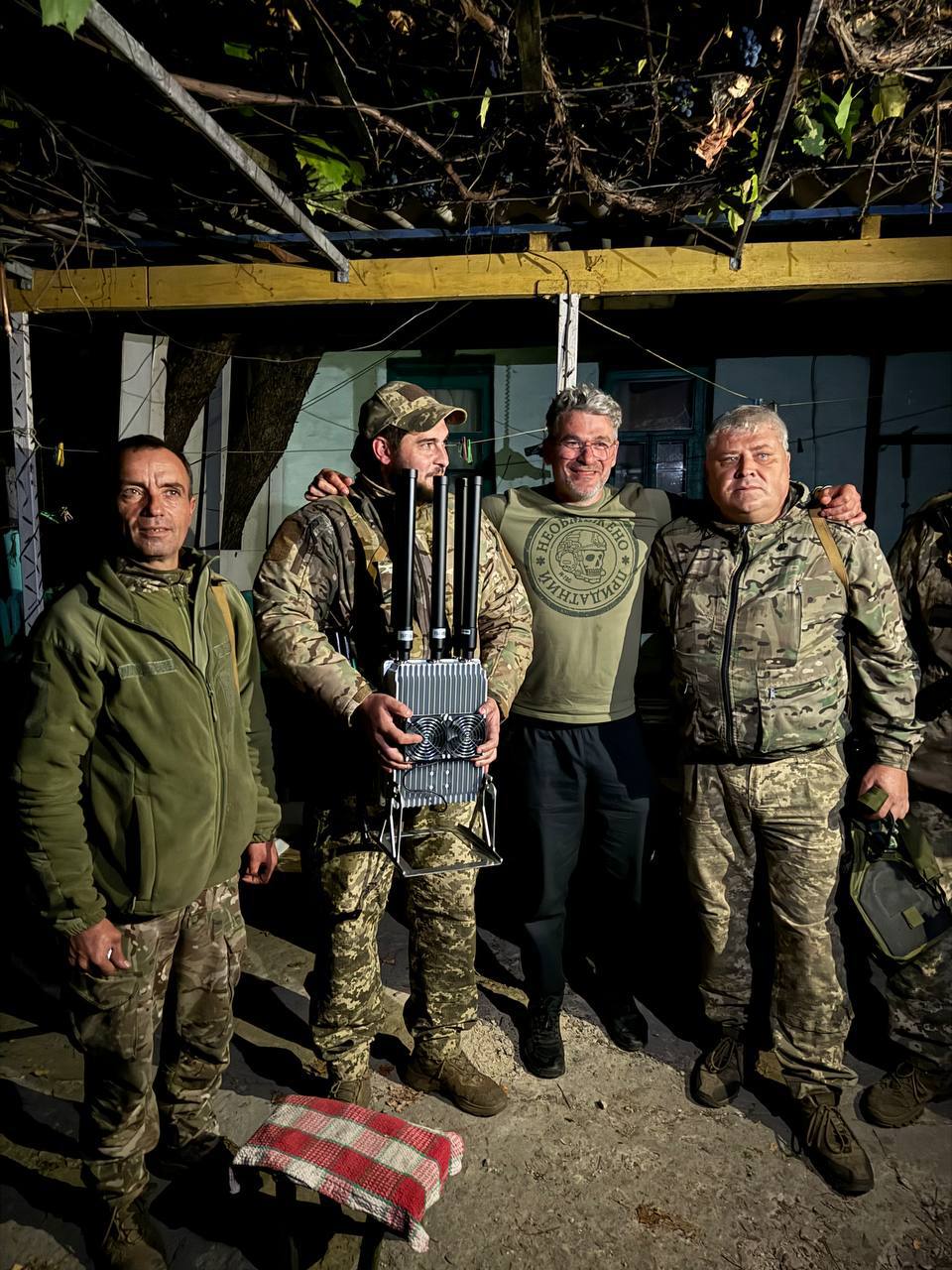 Арсен Мирзоян: Когда началась война, старые артисты взялись помогать, а молодые - раскручивать себя