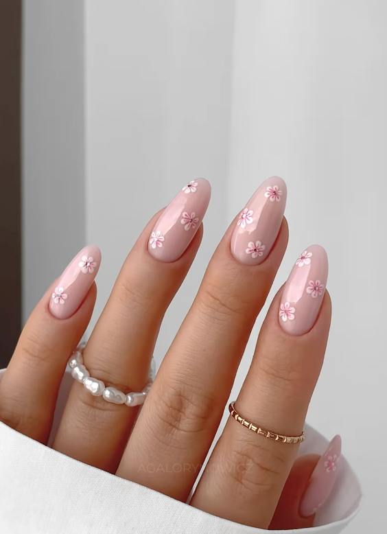 Грошовий манікюр на квітень. Ці трендові дизайни притягнуть багатство, ніби магніт (фото)