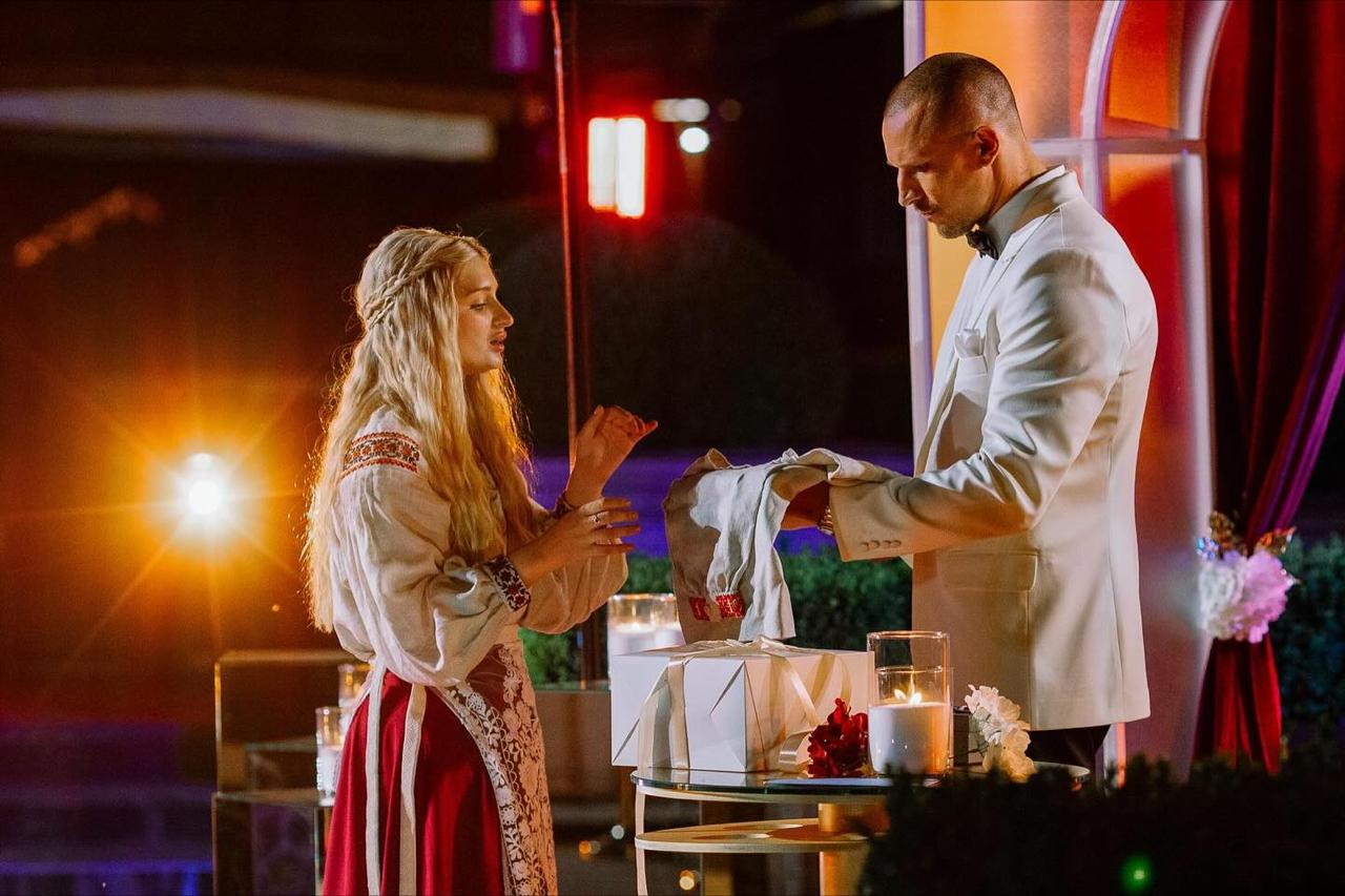 Знає, що таке турнікет. Хто така Віточка з &quot;Холостяка&quot;: волонтерка, етнологиня, має медаль ПЦУ