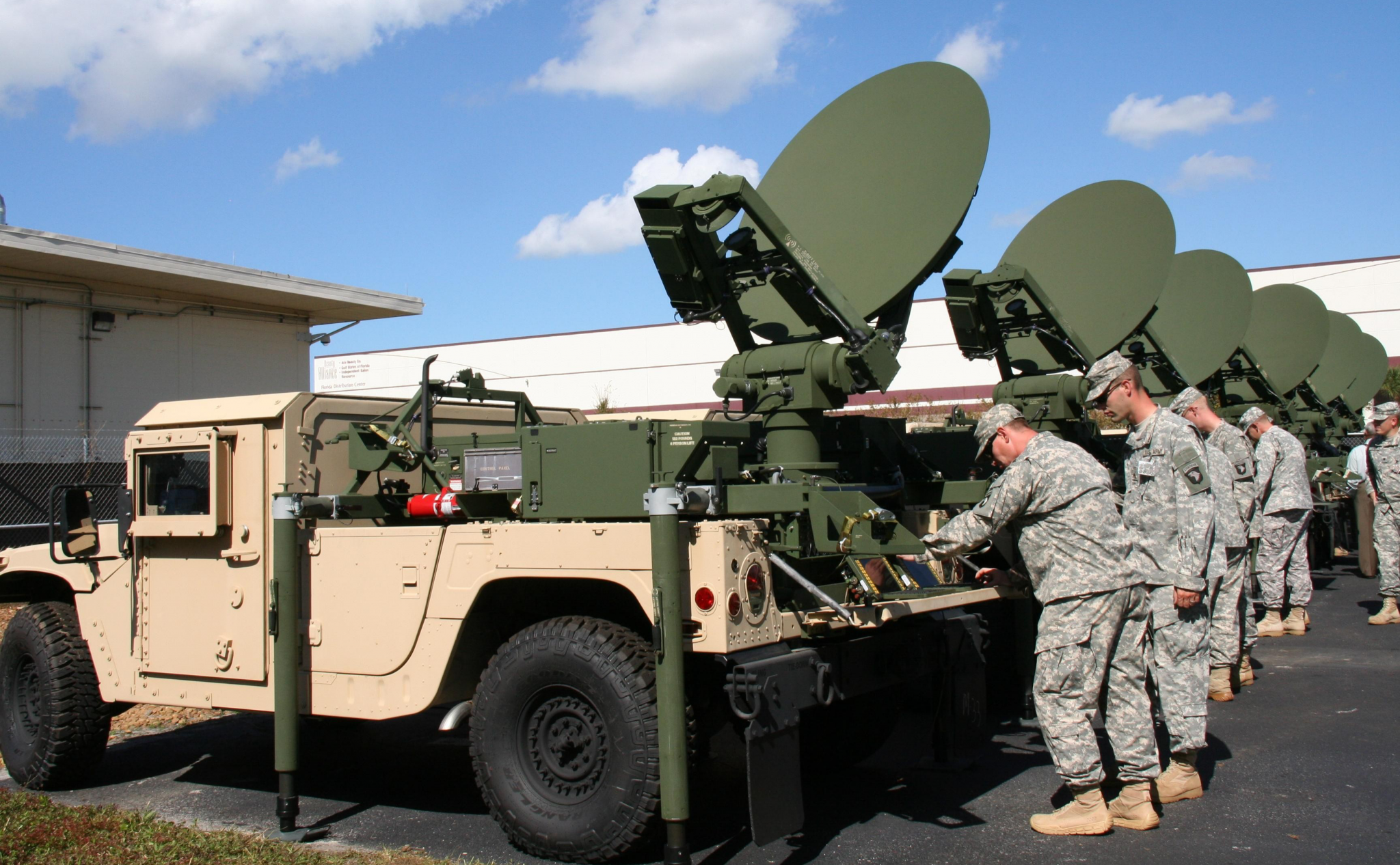 Надежная связь на поле боя: что известно о терминалах SATCOM для Украины