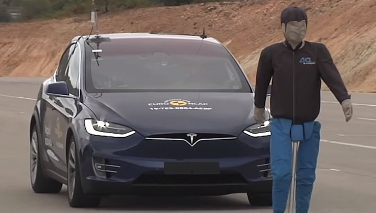 Чтобы не пугать пешеходов: Tesla отзывает полмиллиона машин