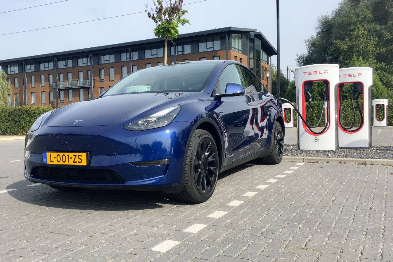 Tesla відкриває доступ до своїх зарядок всім електромобілям, але є кілька умов
