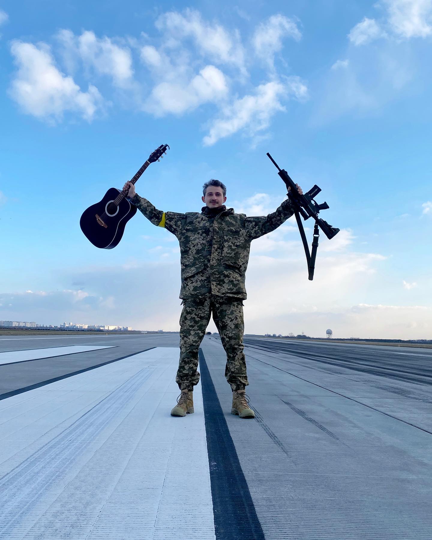 Зірки шоу-бізнесу, які захищають Україну зі зброєю в руках