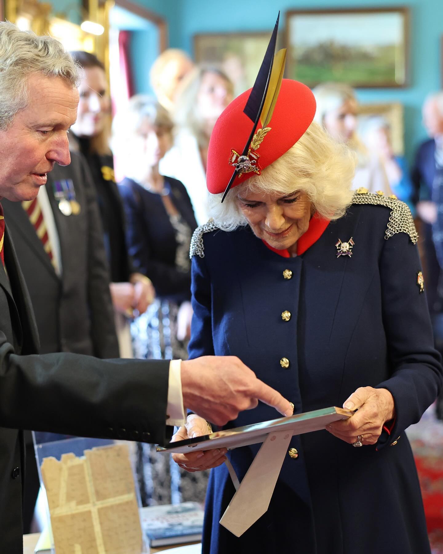 Королева Камілла приміряла на себе брошку Єлизавети II для важливої родинної події :про що мова