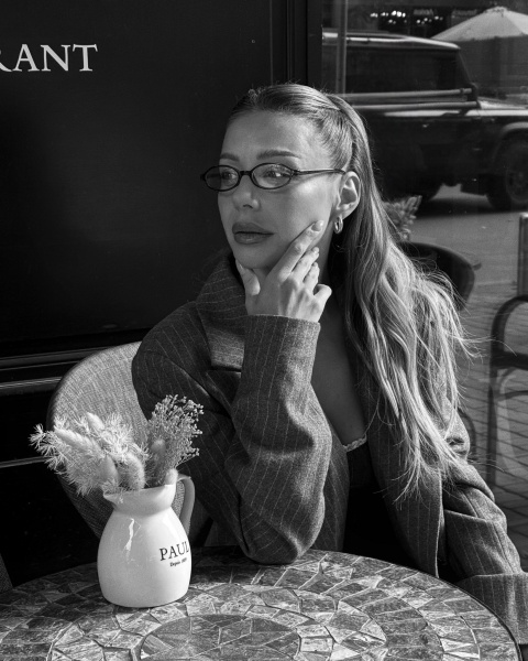 Ukrainian singer nails chic outfit ideal for work and social occasions