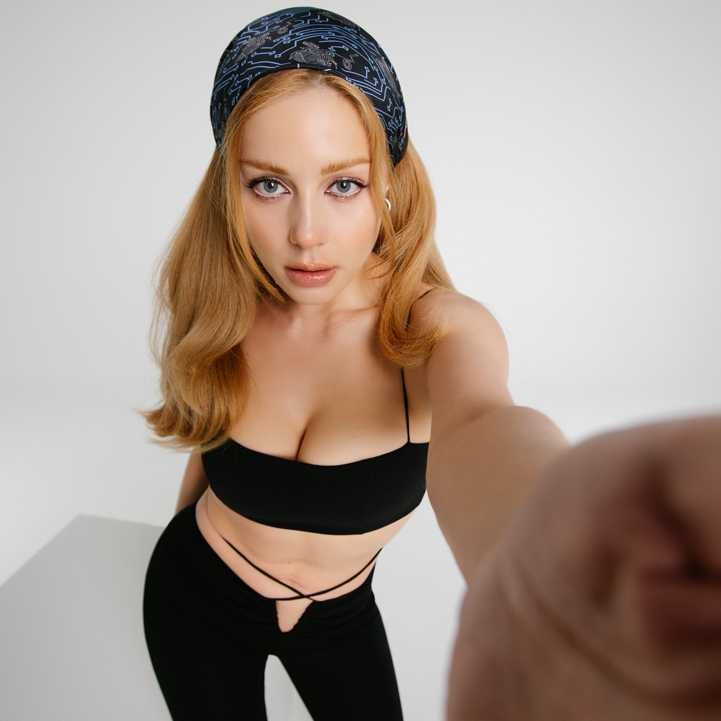 Тина Кароль в топе похвасталась идеальным прессом (фото)