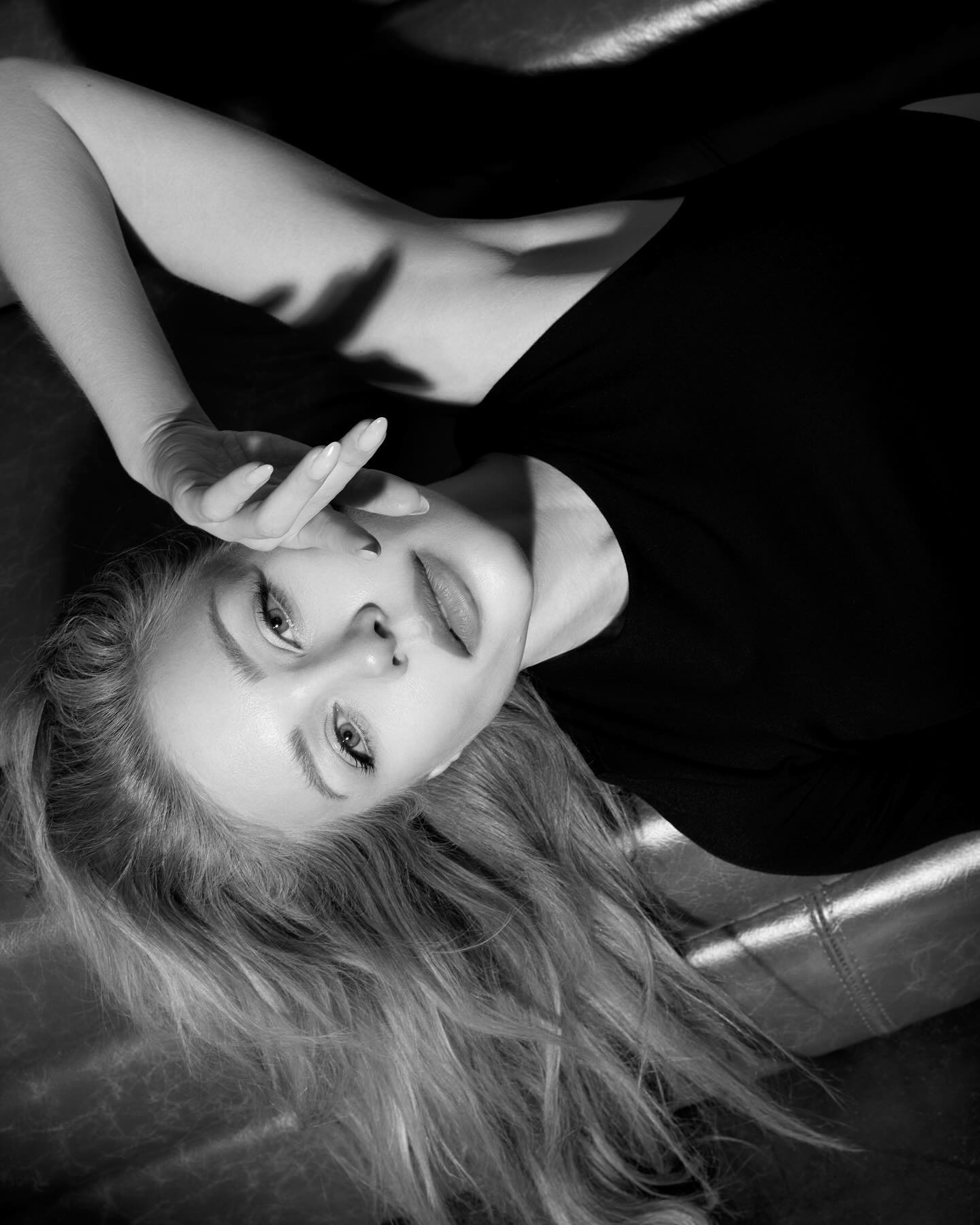 Сколько стоит черное платье с вырезами, как у Тины Кароль (фото)