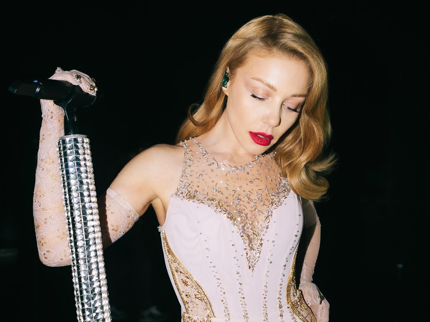 Тіна Кароль зачарувала ніжним весняним образом та звернулась до українок (фото)