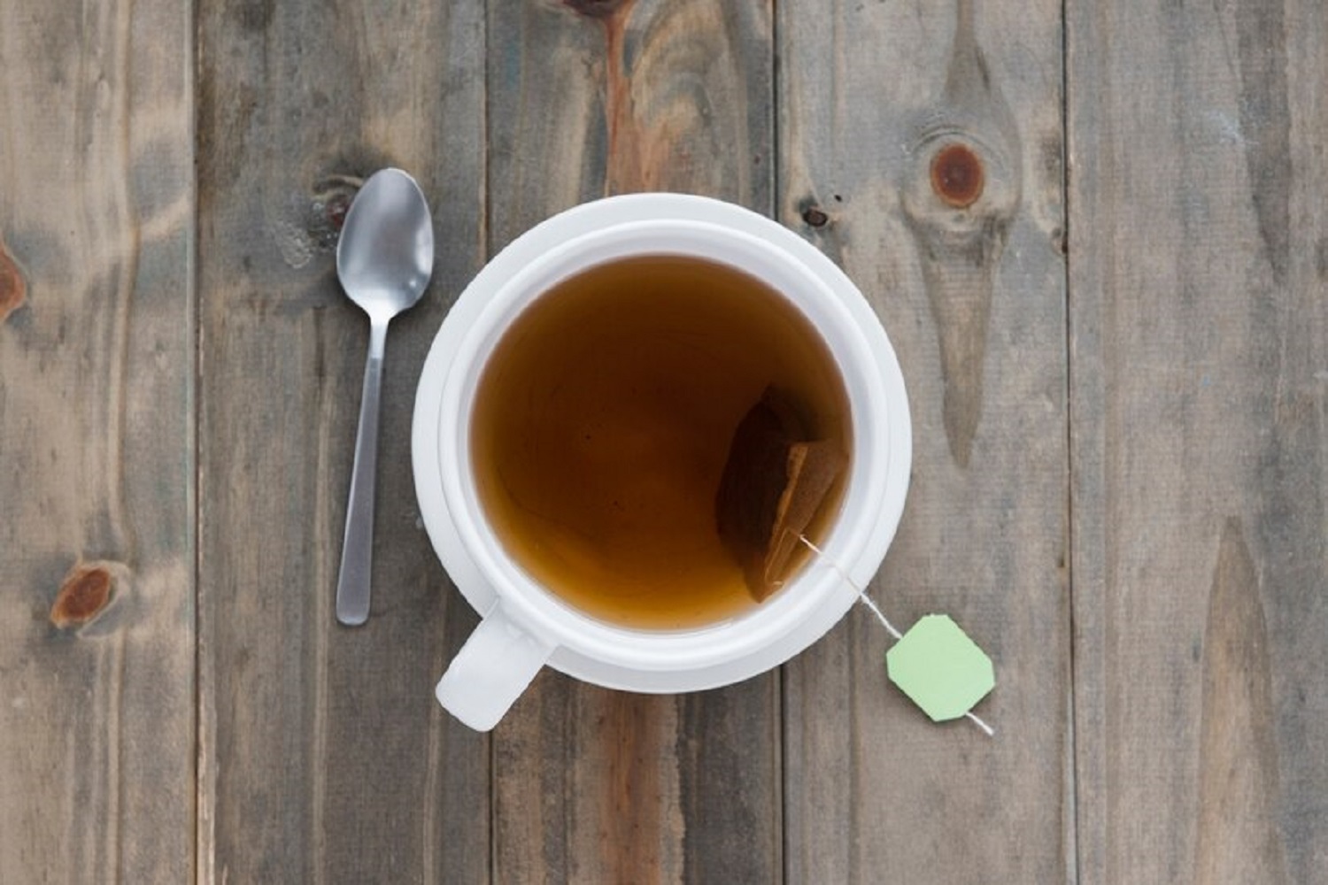 10 случаев, когда чайные пакетики отлично помогут в быту